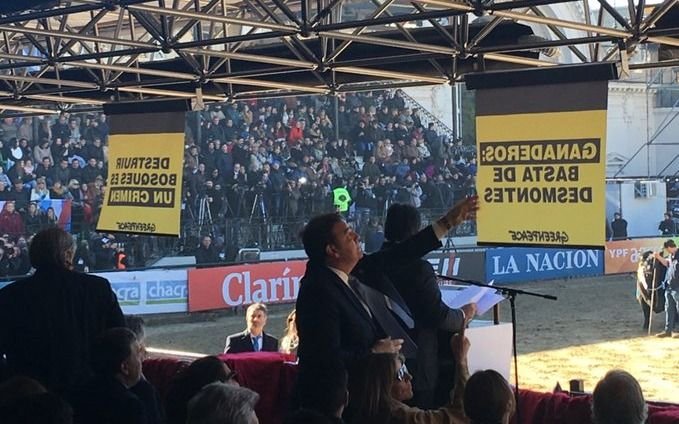Esta vez, no fueron los veganos: Greenpeace "coló" carteles en el palco de la Rural