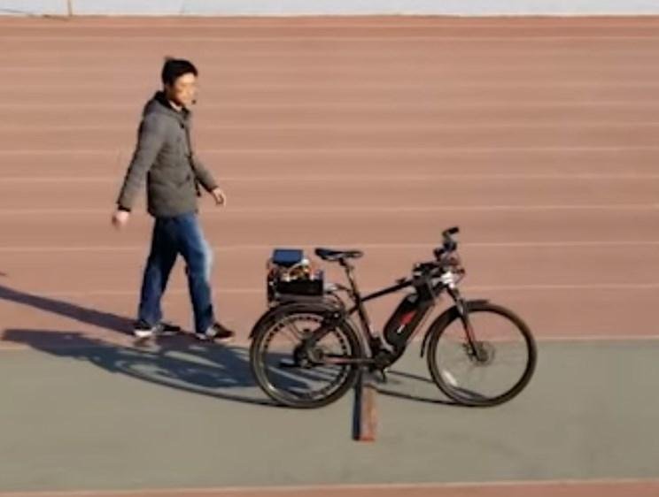 Crean un chip inspirado en el cerebro capaz de mover una bicicleta autónoma