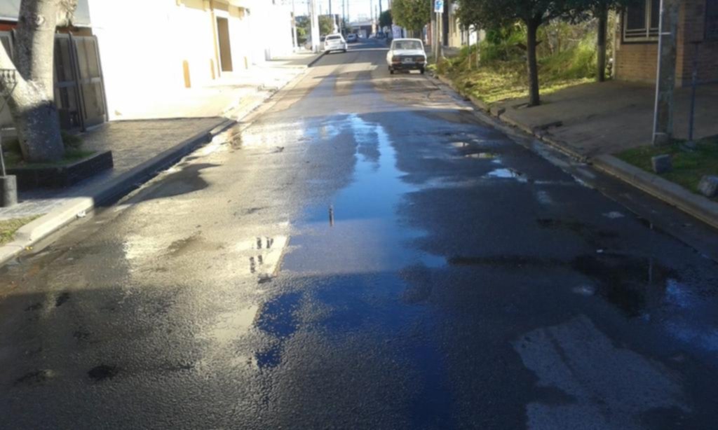 Una calle destruida por una cañería de agua rota