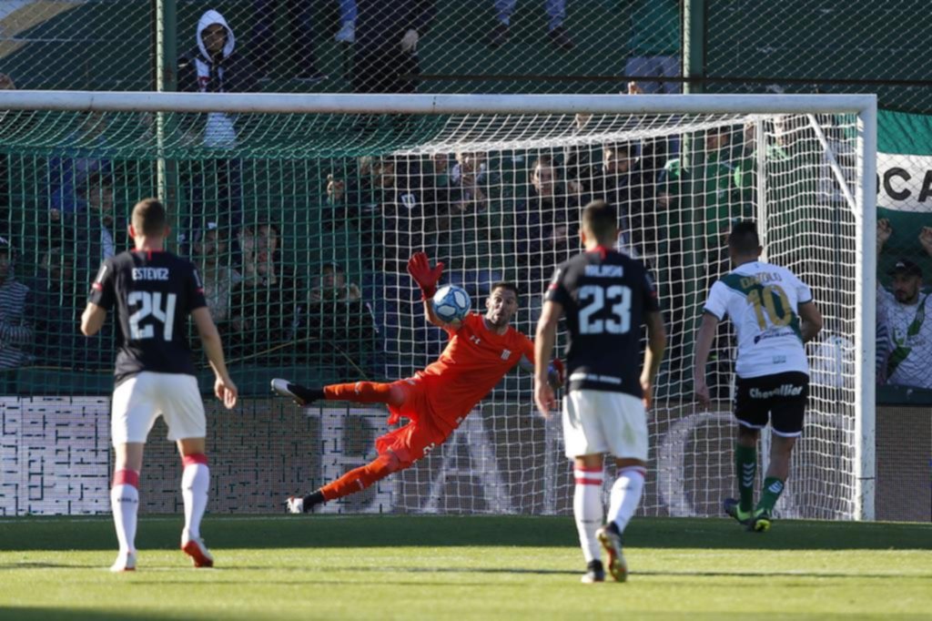 Tarde polémica: Arasa le cobró dos penales dudosos a Banfield