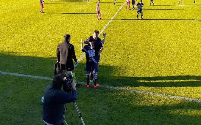 El tremendo gol del Ogro Fabbiani desde mitad de cancha para Deportivo Merlo