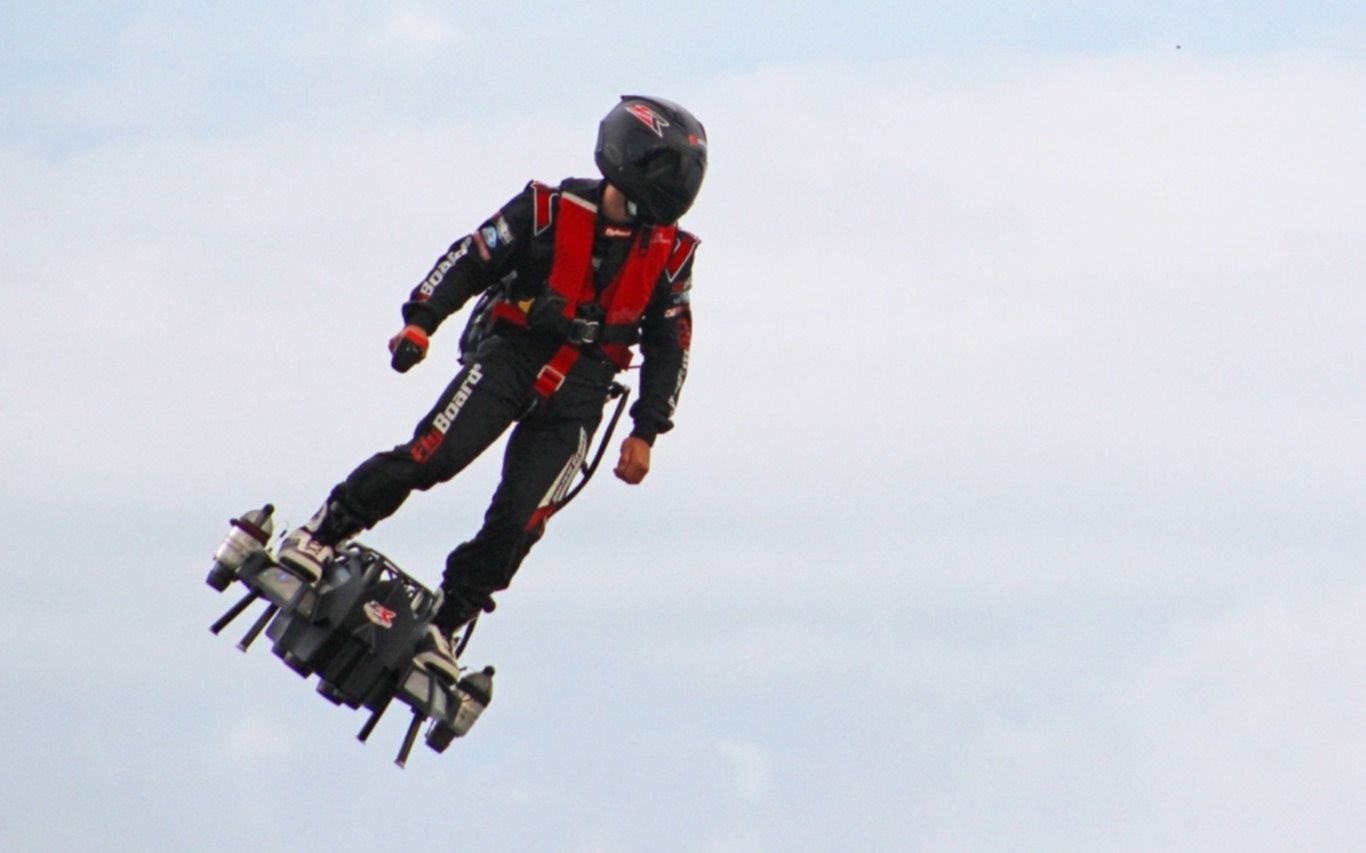 El inventor del Flyboard Air consiguió cruzar el Canal de la Mancha 