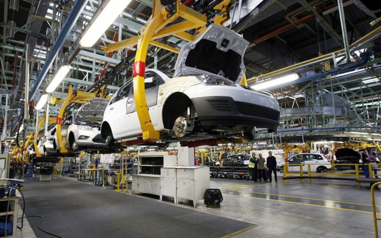 La industria automotriz volvió a caer en julio y ya acumula 12 meses de bajas