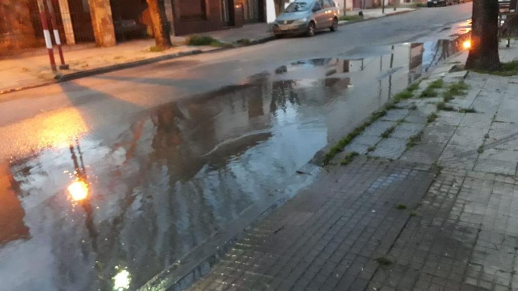 Casi toda la calzada anegada por la rotura de un caño