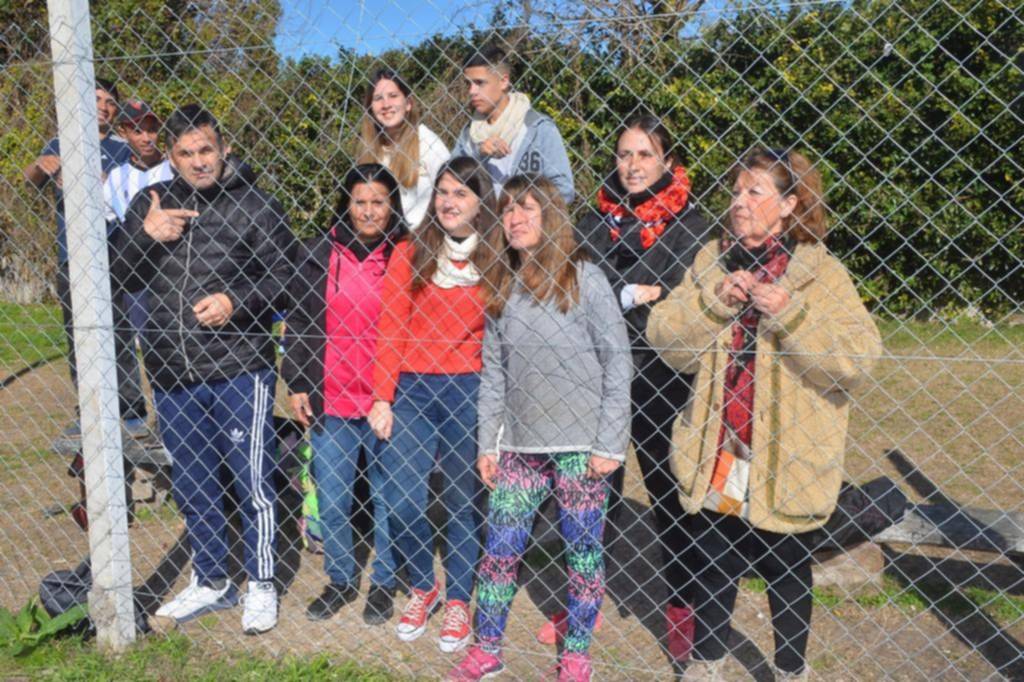 Detrás del alambrado, las mamis también juegan su propio partido