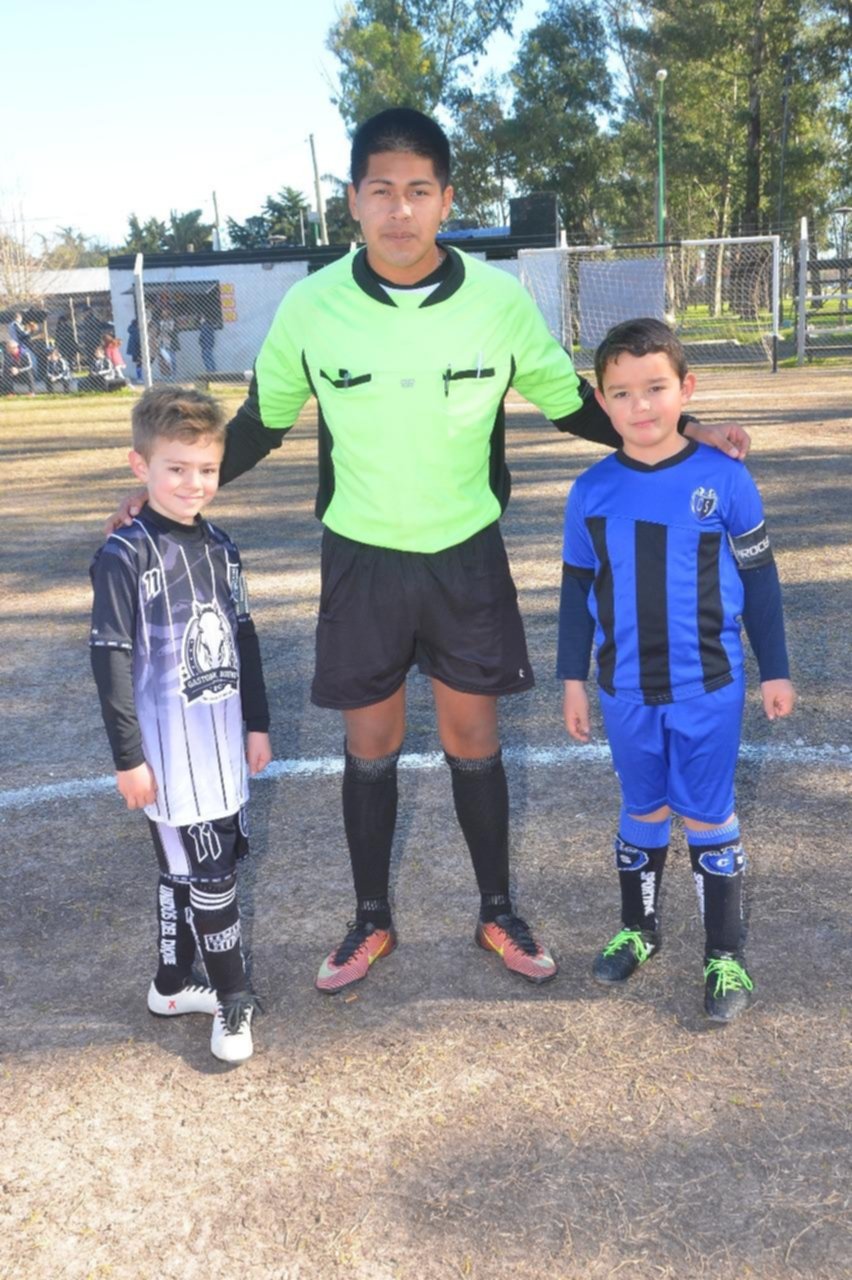 ¡Marche una foto para los capitanes y el árbitro...!