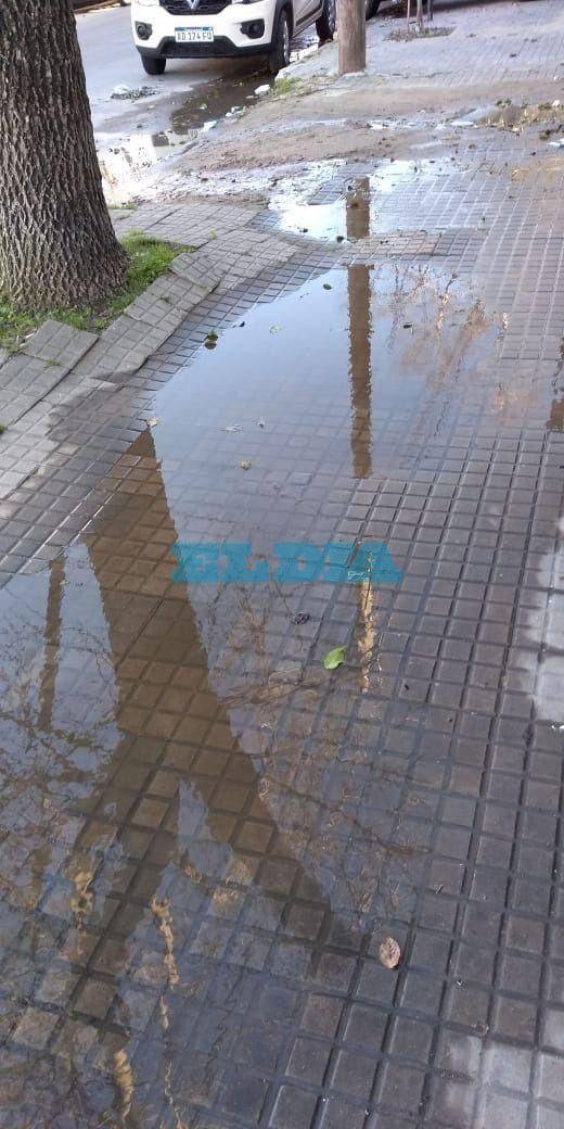 Resignación vecinal por falta de respuestas ante una caudalosa filtración en 121 y 72