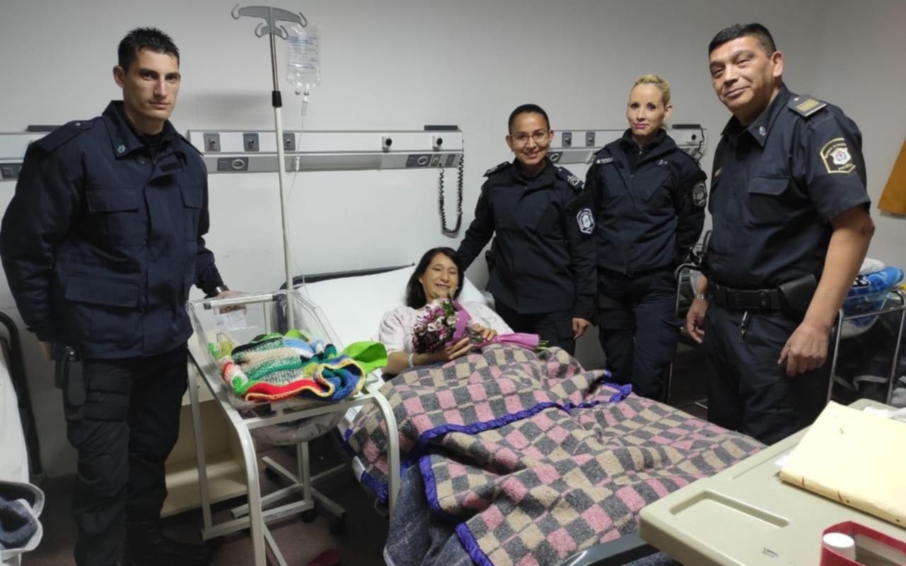 Policías parteros ayudaron a una mujer a dar a luz a su beba
