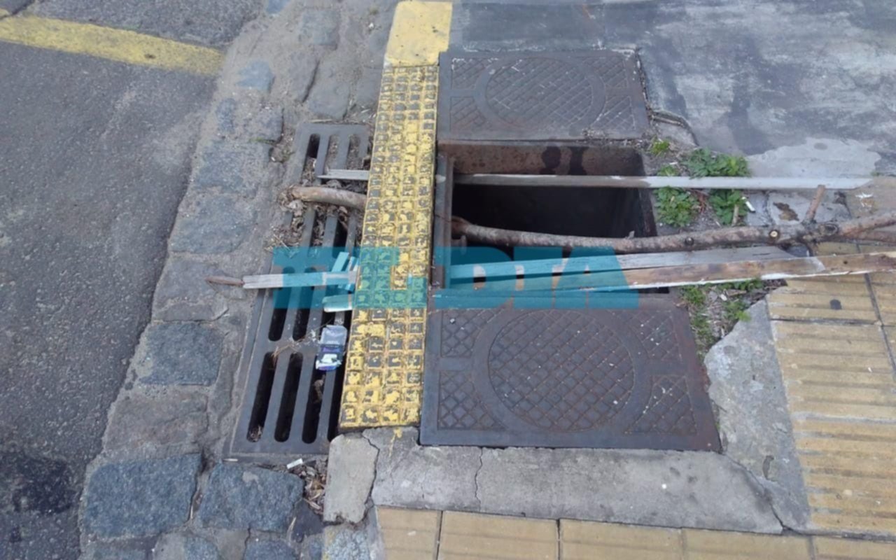 Falta la tapa de un desagüe pluvial en 5 y diagonal 78