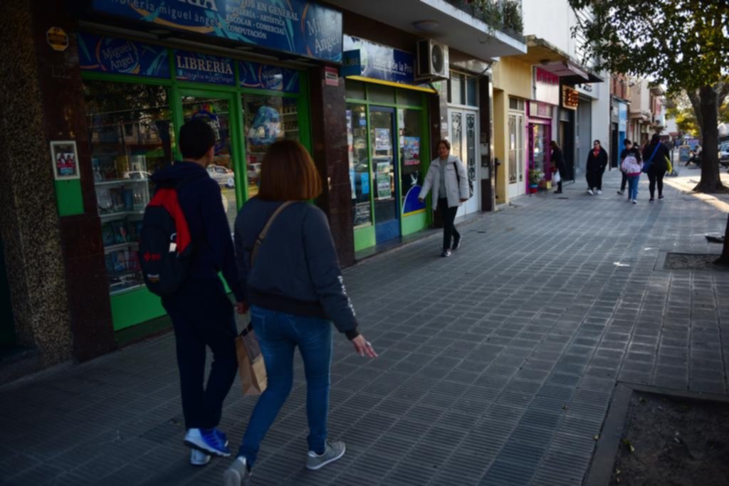 El centro comercial de la avenida 137, entre liquidaciones y una “alta rotación”