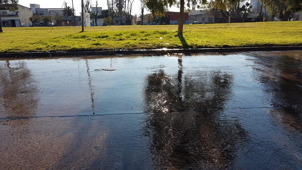 Derroche de agua y riesgo vial en la zona de 131 y 38