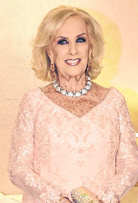 Indignada, Mirtha negó deuda con el cirujano