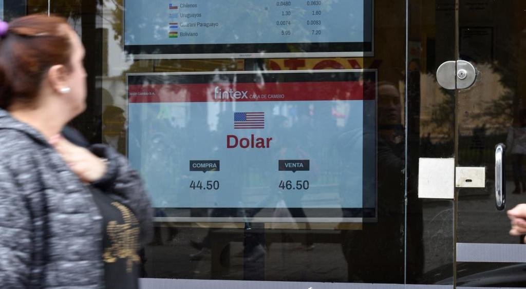 En un clima global más calmo, el dólar minorista bajó y cerró a 46,48 pesos