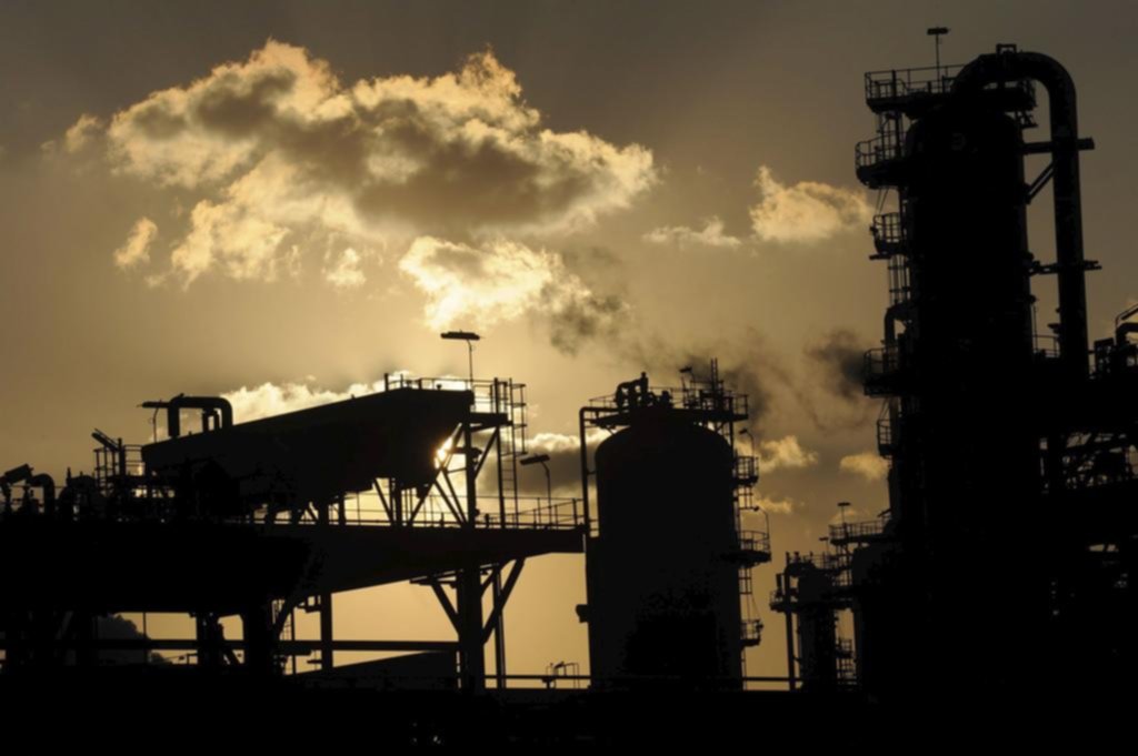 La industria retrocedió 6,9% en junio y acumula catorce meses de caída