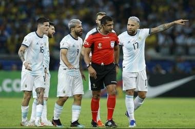 “En la jugada de Otamendi, vimos evidencia para revisar”, reconocieron desde Conmebol