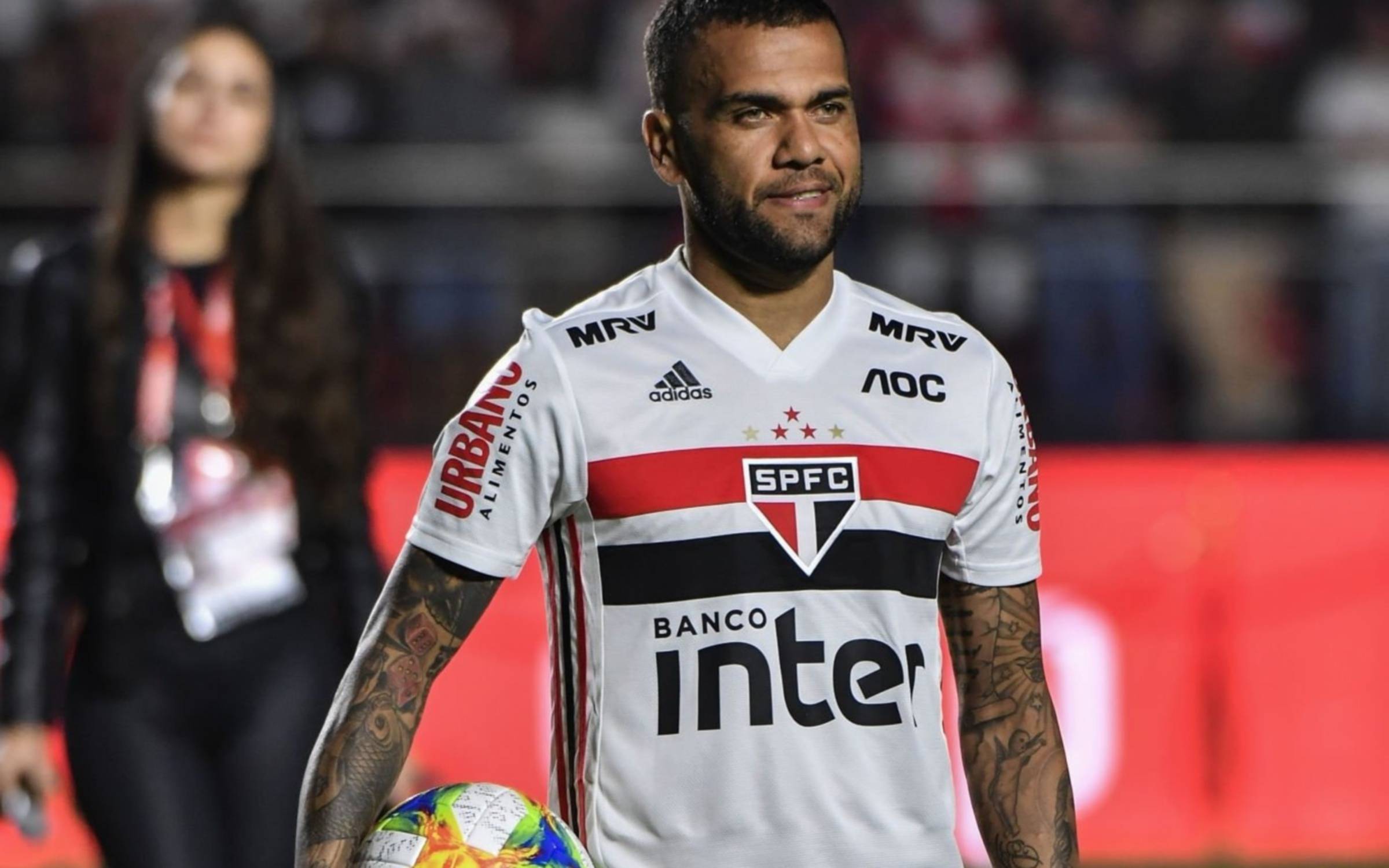 Dani Alves fue recibido por 40 mil hinchas en Sao Paulo