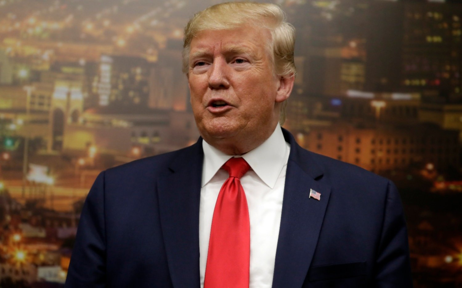 Trump visitó a las víctimas de los últimos tiroteos y enfrentó protestas