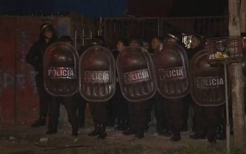 Incidentes durante una protesta en la casa de una docente acusada de abuso sexual 