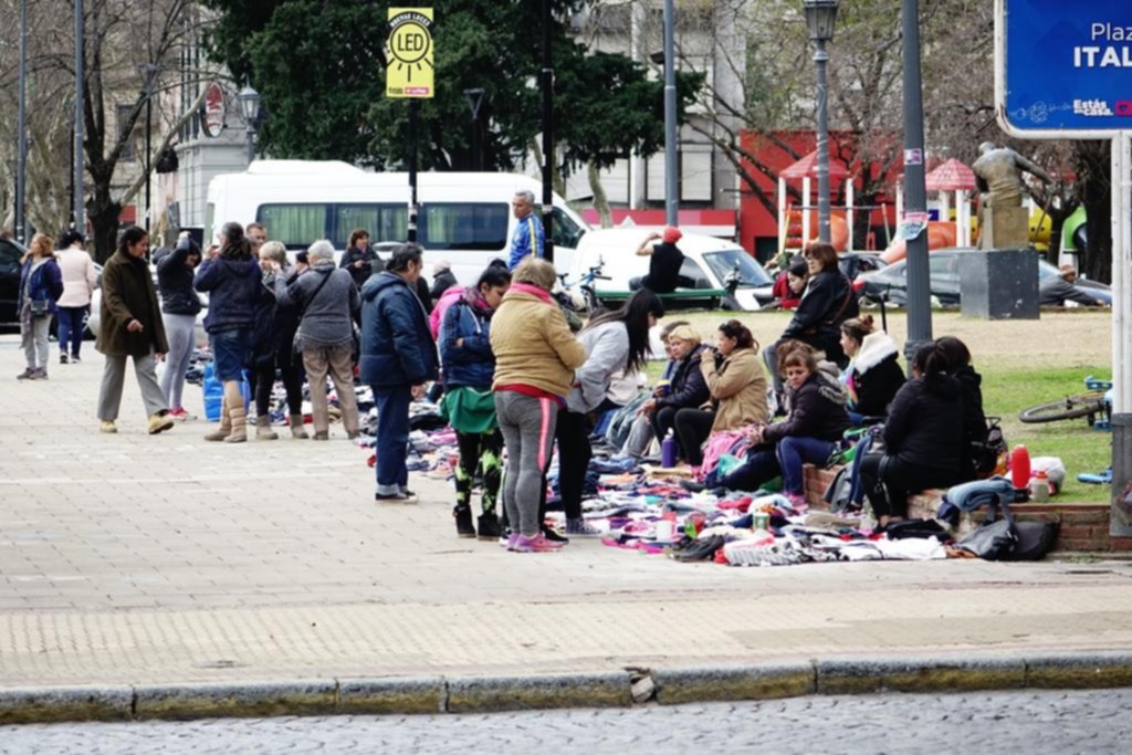 “Feria” en plaza Italia y tensión en 8 y 46: pese a una caída, la venta callejera resiste