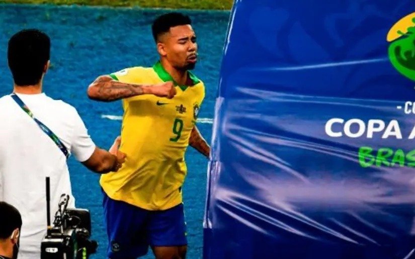 La Conmebol suspendió dos meses a un jugador por atacar la cabina del VAR