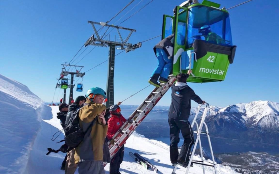 Bariloche: evacuan a 250 personas atrapadas en una telecabina del cerro Catedral
