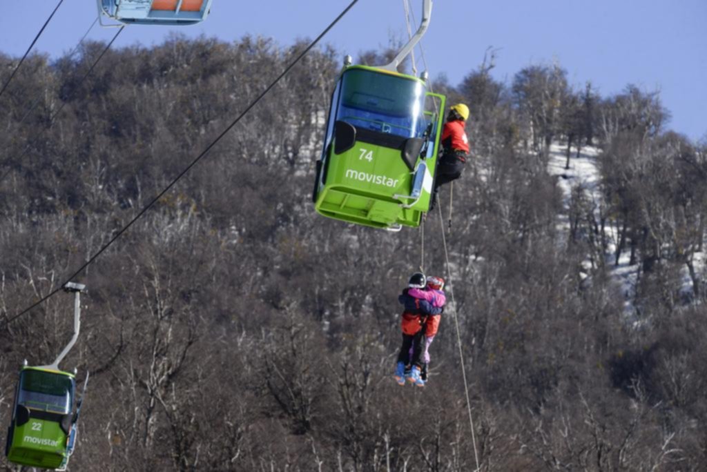 Evacuaron a 250 personas tras una falla en una telecabina del Cerro Catedral