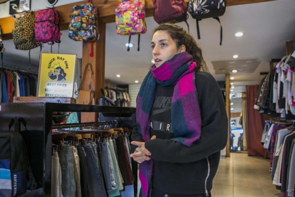 Maniataron a dos empleados y amagaron con balearlos en un local de ropa de Gonnet