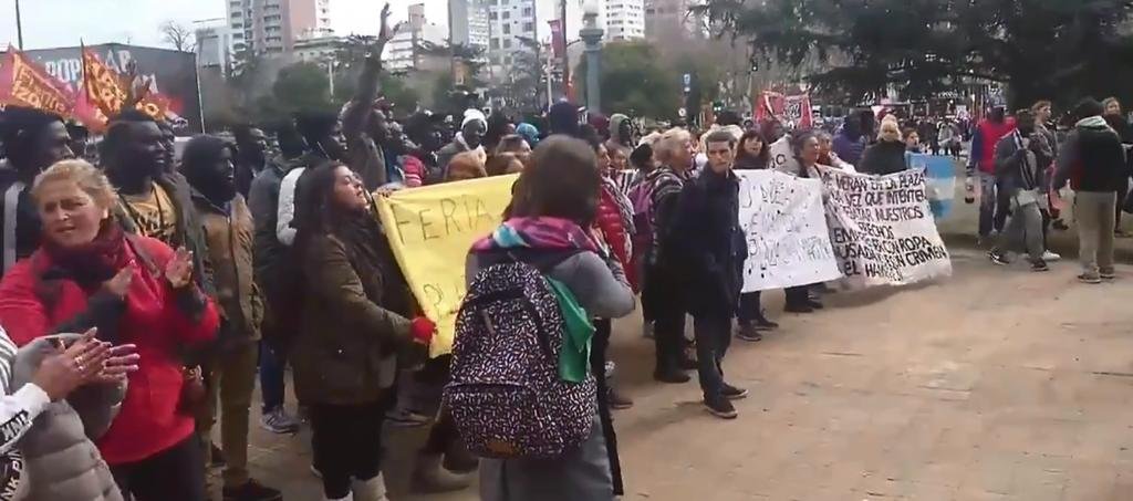 Entre protestas y operativos, no afloja en las calles la tensión por la venta ambulante