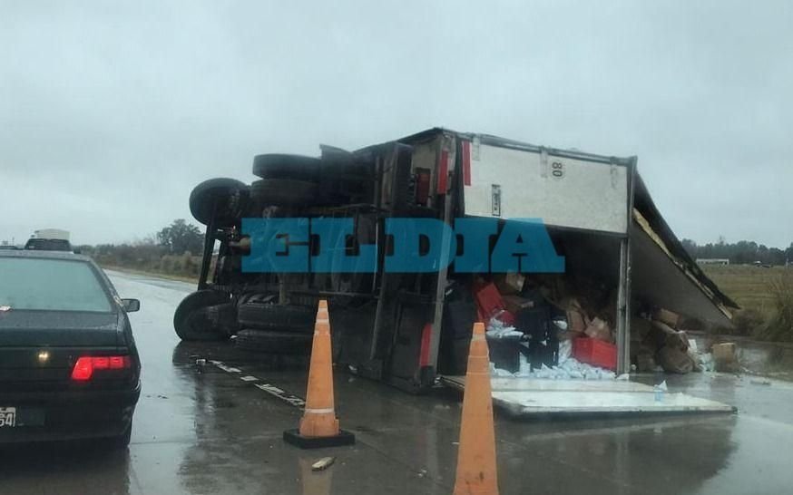Hubo complicaciones en el tránsito en ruta 6 por el vuelco de un camión