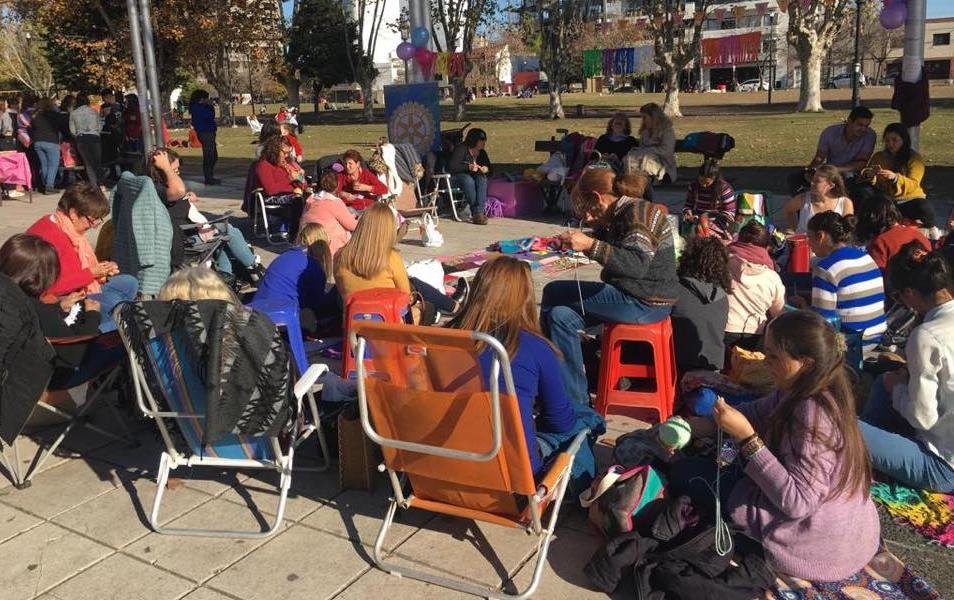 Cruzada solidaria contra el frío: tejen y donan mantas para jardines de infantes