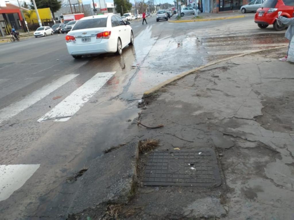 Una pérdida de agua rompe la calle y afecta la presión