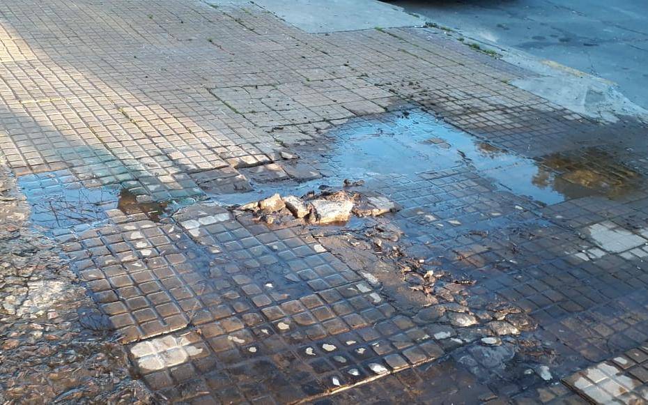 Se pierde en la calle el agua que falta en los hogares