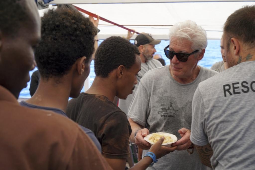 "Handsome man": Richard Gere, to the rescue of stranded immigrants