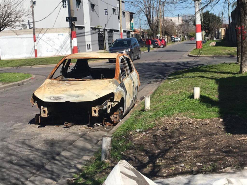 Un mes esperando que retiren un auto abandonado