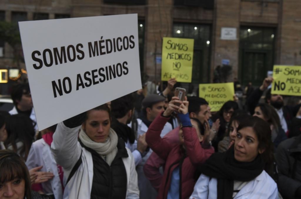 “No somos asesinos”, se defienden los médicos frente a un aluvión de críticas