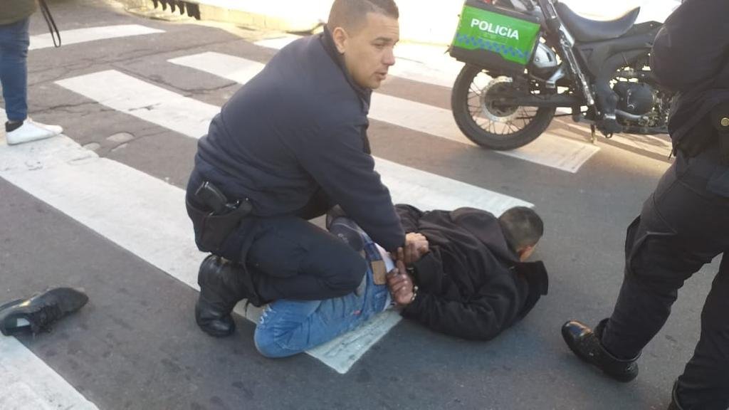 Intento de robo, persecución y un disparo frente a Fiscalías