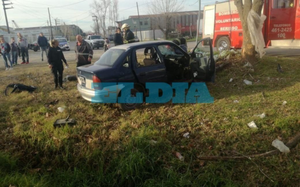 Berisso: un conductor está en grave estado tras chocar contra una columna y un árbol