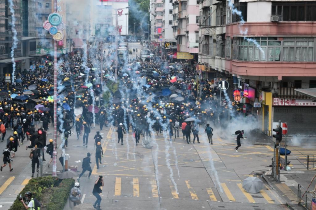 Masivas protestas y violencia en las calles de Hong Kong