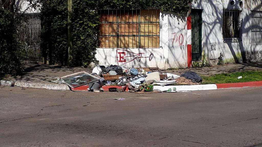 Un basural crece en la esquina de 62 y 30