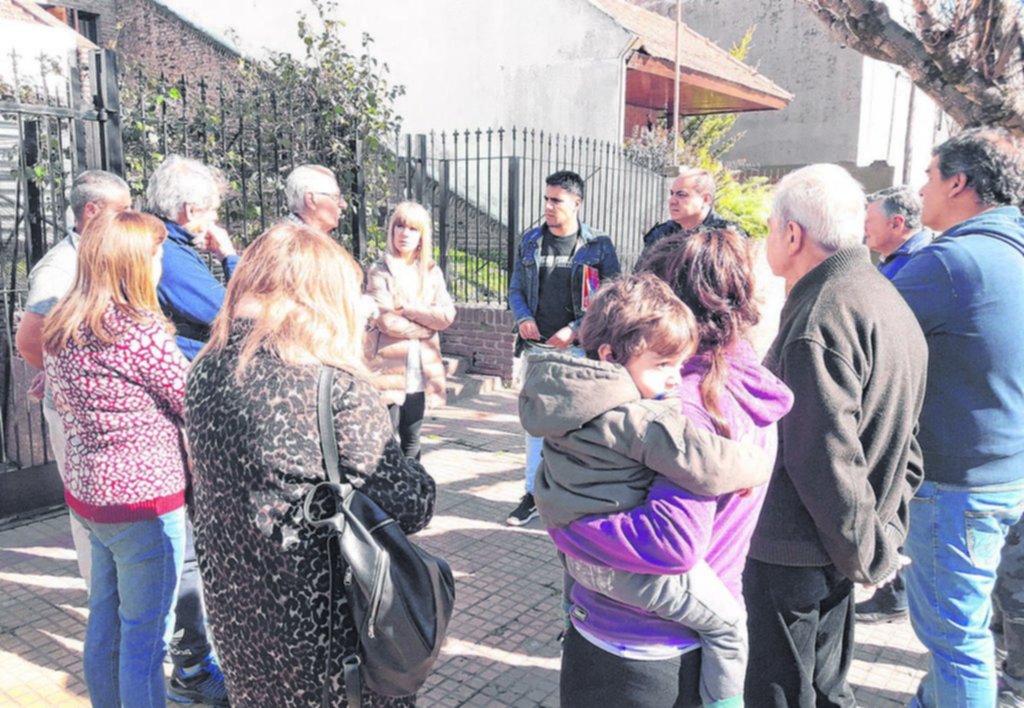 Hartos de padecer robos, vecinos del parque San Martín se reunieron con policías
