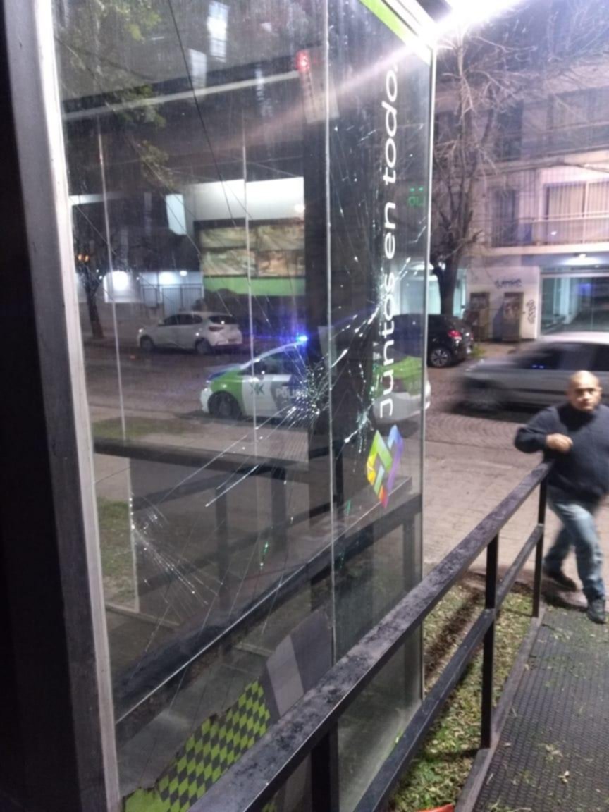 Dañaron los vidrios de una caseta de seguridad y casi agreden a los guardias