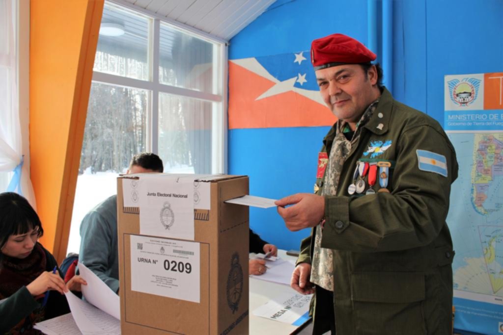 Ex combatiente de Malvinas fue a votar vestido como soldado