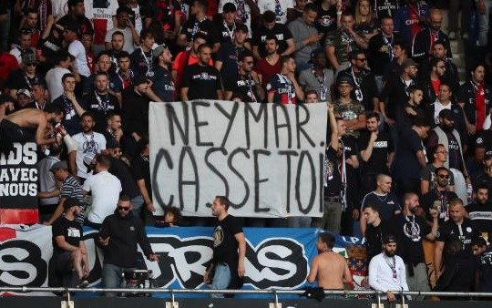 Los hinchas del PSG le dijeron de todo a Neymar que quiere irse del club