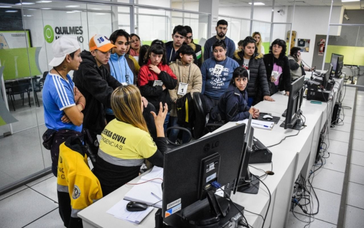 Jóvenes visitaron Centro de Emergencias Quilmes