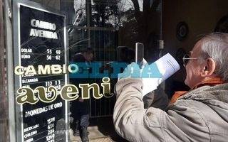 Efecto PASO: el dólar cerró a 55 pesos en el Banco Nación y se disparó el riesgo país