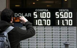 El dólar tocó los $61 y el riesgo país se disparó por encima de los 1700 puntos