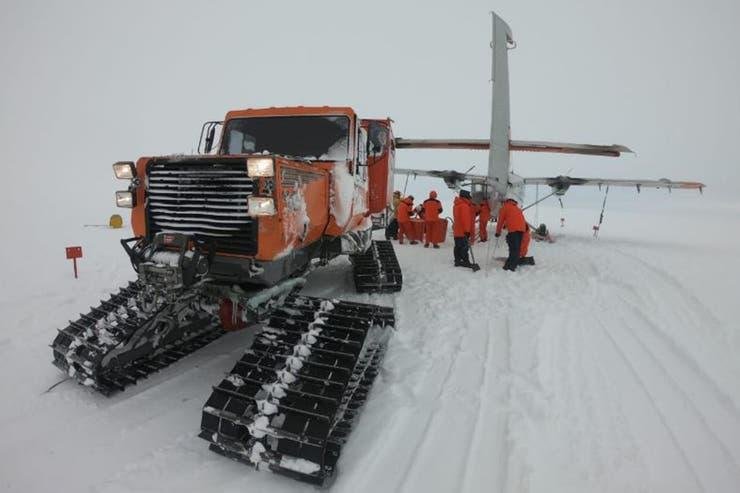 Rescatan a tripulantes de un avión de la Fuerza Aérea accidentado en la Antártida