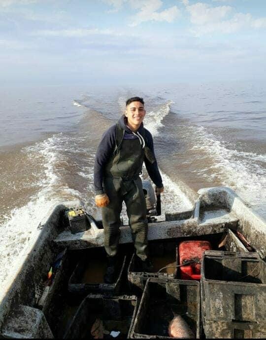 Encontraron el cuerpo del pescador de 17 años y siguen buscando a su amigo