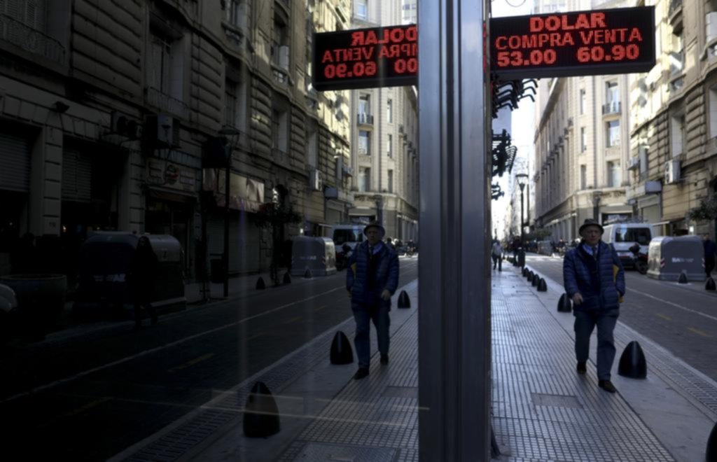 El dólar sigue por el ascensor y cerró a $62,17; el riesgo país se disparó hasta los 1.946 puntos
