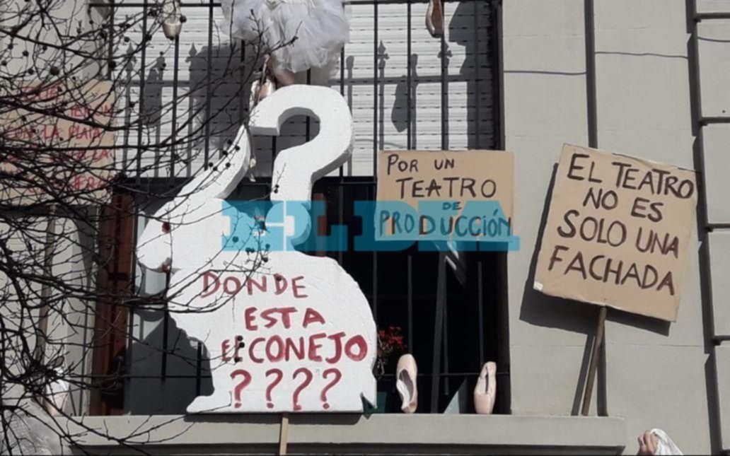 Protesta en pleno Centro de trabajadores del Teatro Argentino 